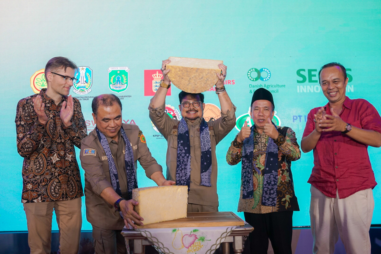 The Indonesian minister of agriculture (center) at the launch event