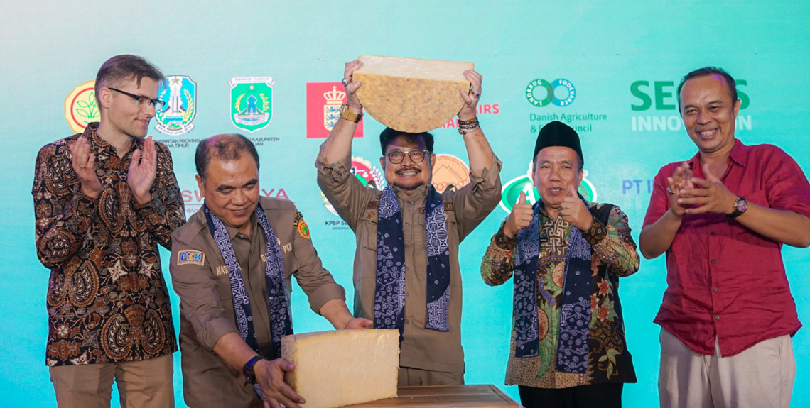 The Indonesian minister of agriculture (center) at the launch event