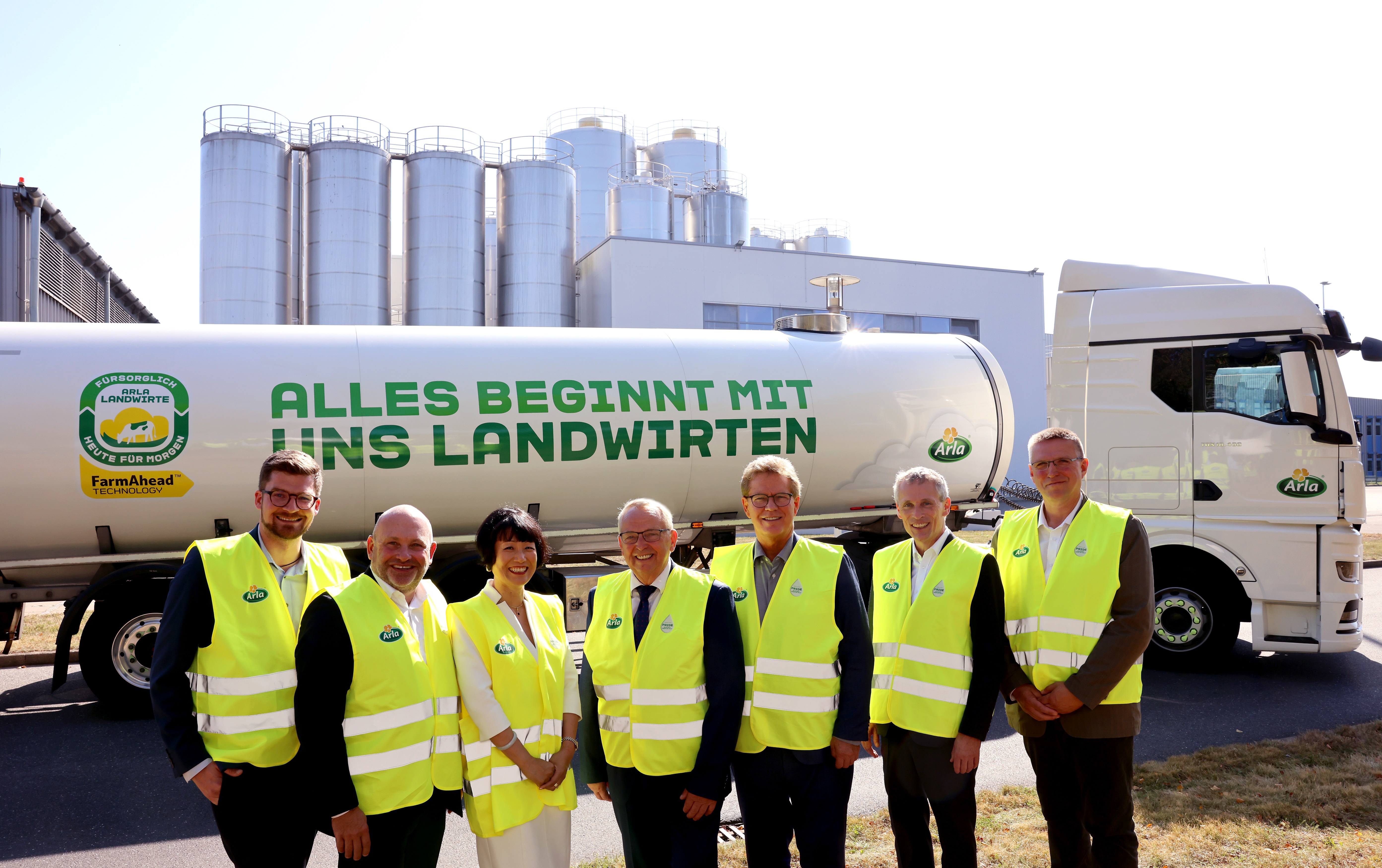 30 Jahre Arla Werk in Upahl: Christian Brandt (Arla), David Boulanger (Arla), Lillie Li Valeur (Arla), Dr. Till Backhaus (Landwirtschaftsminister MV), Peder Tuborgh (Arla), Thomas Østrup Møller, (Botschafter DK in DE), Jens Oldenburg (Arla). BU: s.u.