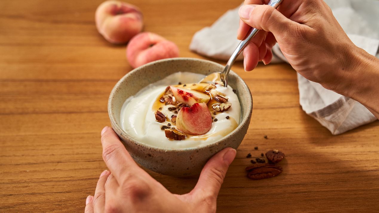 Arla-Skyr-Bowl-mit-Pfirsich-Pekannuessen-Ahornsirup-und-Kardamom.jpeg