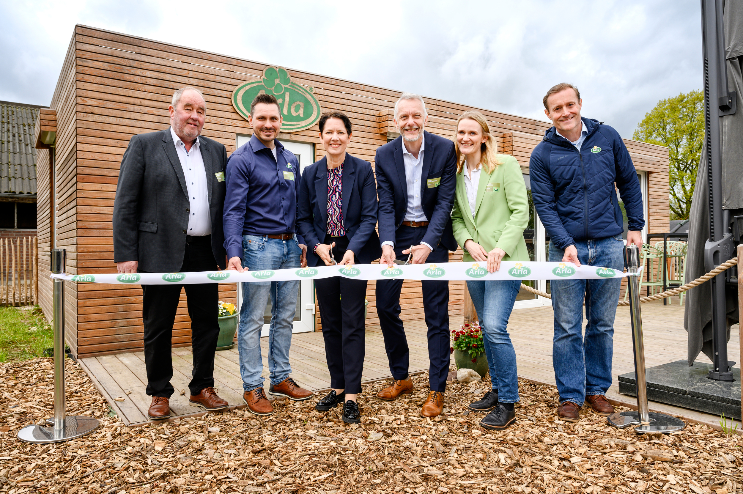 Einweihung des Arla Innovationshofs, Kamp-Lintfort (v.l.n.r.): Manfred Graff, Kevin Anhamm (Arla Landwirte), Silke Gorißen (NRW Landwirtschaftsministerin), Tino Gottschalk (Geschäftsführer Arla), Carla Henckel & Kasper Thormod Nielsen (beide Arla) 