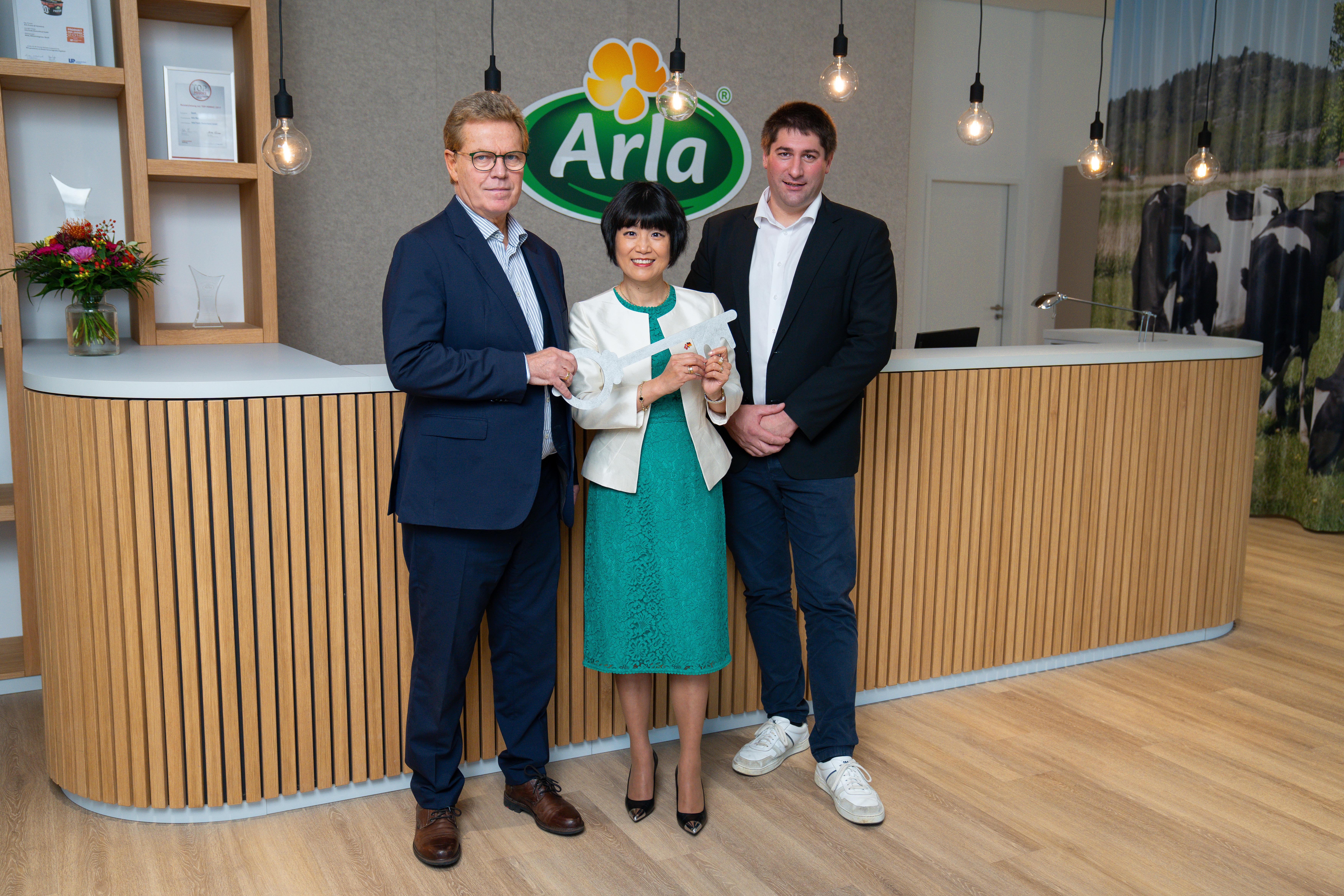 Bei der symbolischen Schlüsselübergabe am neuen Empfang des Arla Büros (v.l.n.r.): Arla Group CEO Peder Tuborgh, Arla Deutschland-Chefin Lillie Li Valeur und Arla Aufsichtsratsmitglied Marcel Goffinet. 