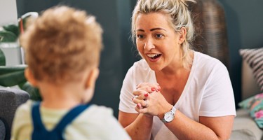 Sådan understøtter du din babys sproglige udvikling