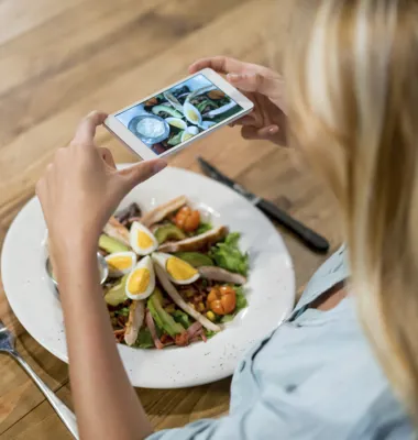 Hver tredje kvinde deler madbilleder på sociale medier