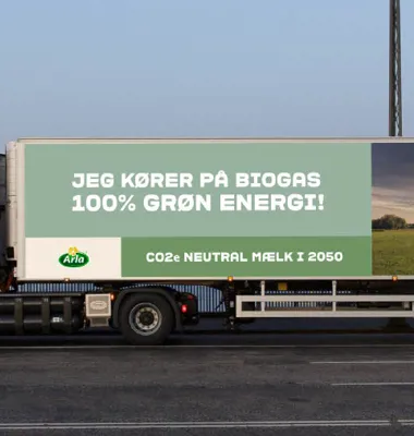 Fem nye biogaslastbiler skal nu levere Arla-mælk til danskerne