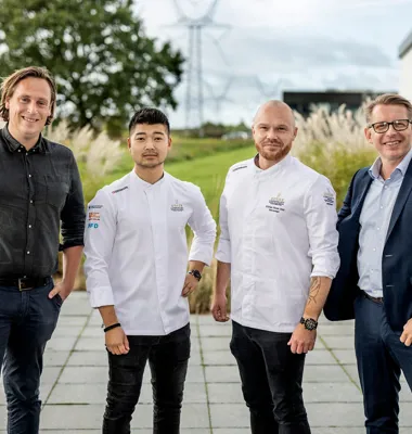 På billedet fra venstre ses Rasmus Vinther (Channel Manager, Arla Pro),  Christian Wellendorff (holdkaptajn), Kristian Nissen Arlet (team manger) og Morten Juul Andersen (CEO, kokkelandsholdet)