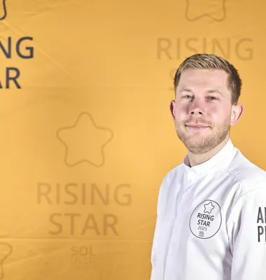 Ungt kokketalent hiver titlen hjem som årets Rising Star