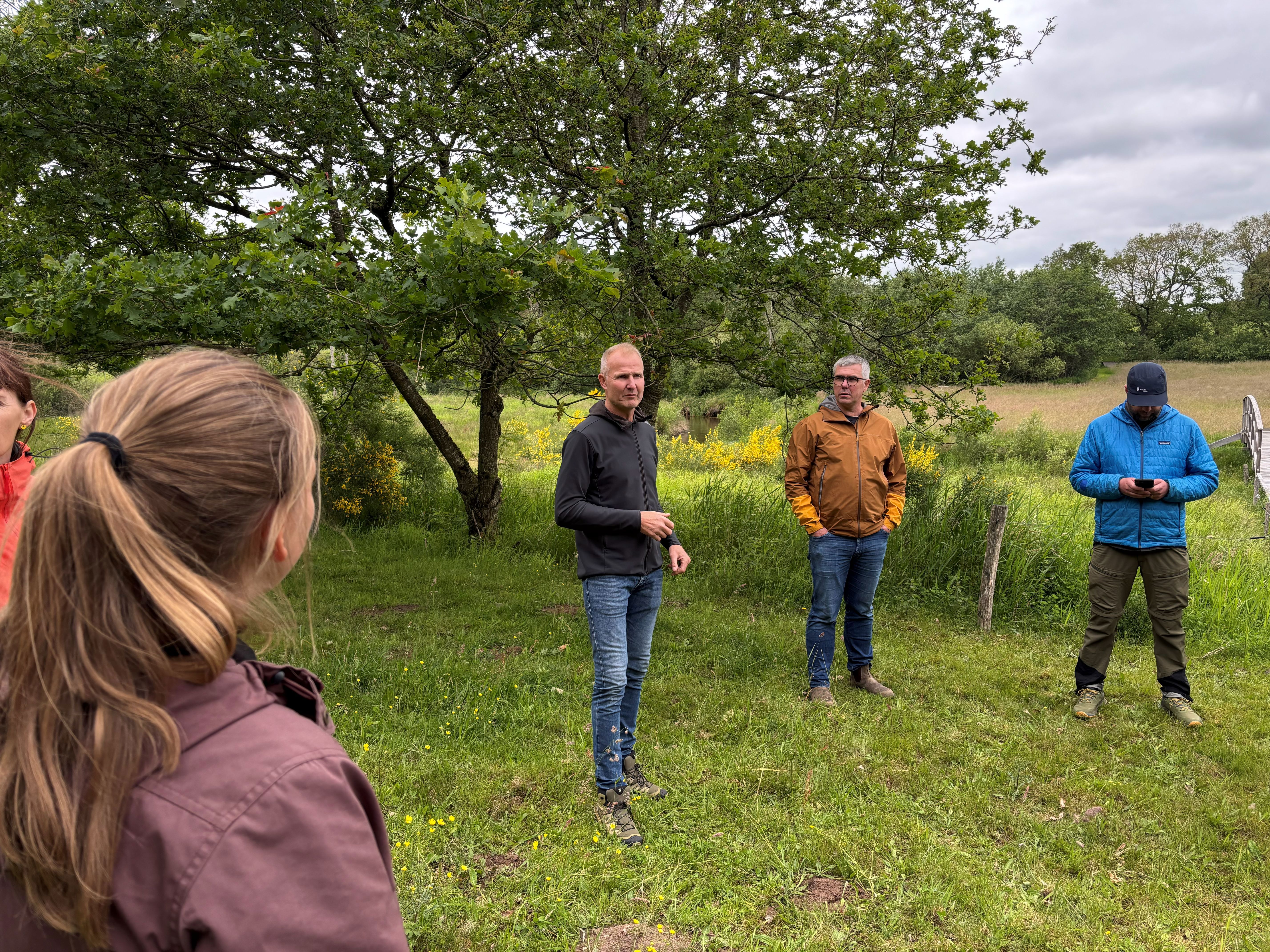 Projektets faglige følgegruppe mødtes tirsdag 16. juni hos Arla-landmand Henrik Søgaard (i den sorte jakke).