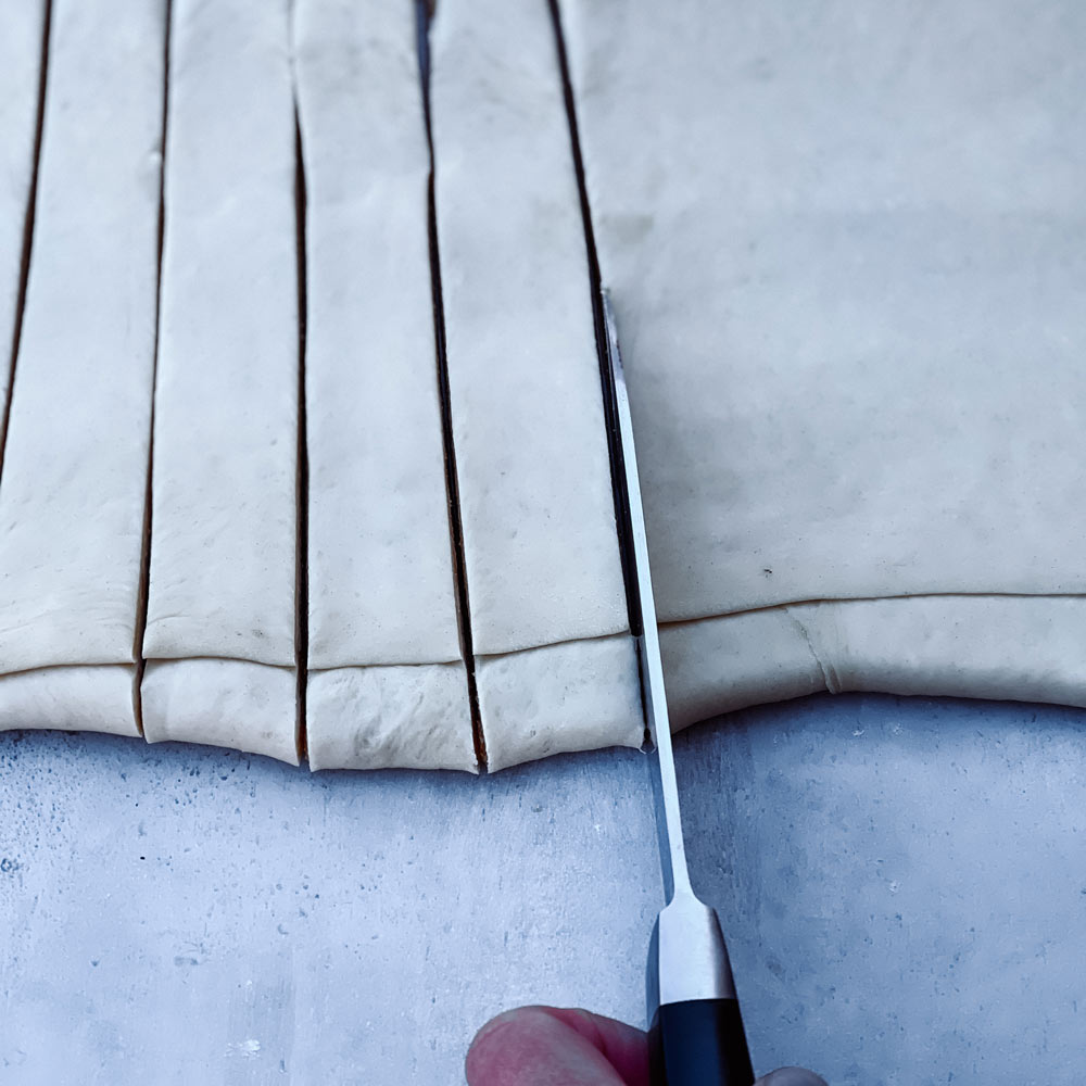 Skær dejpladen ud i 12 strimler