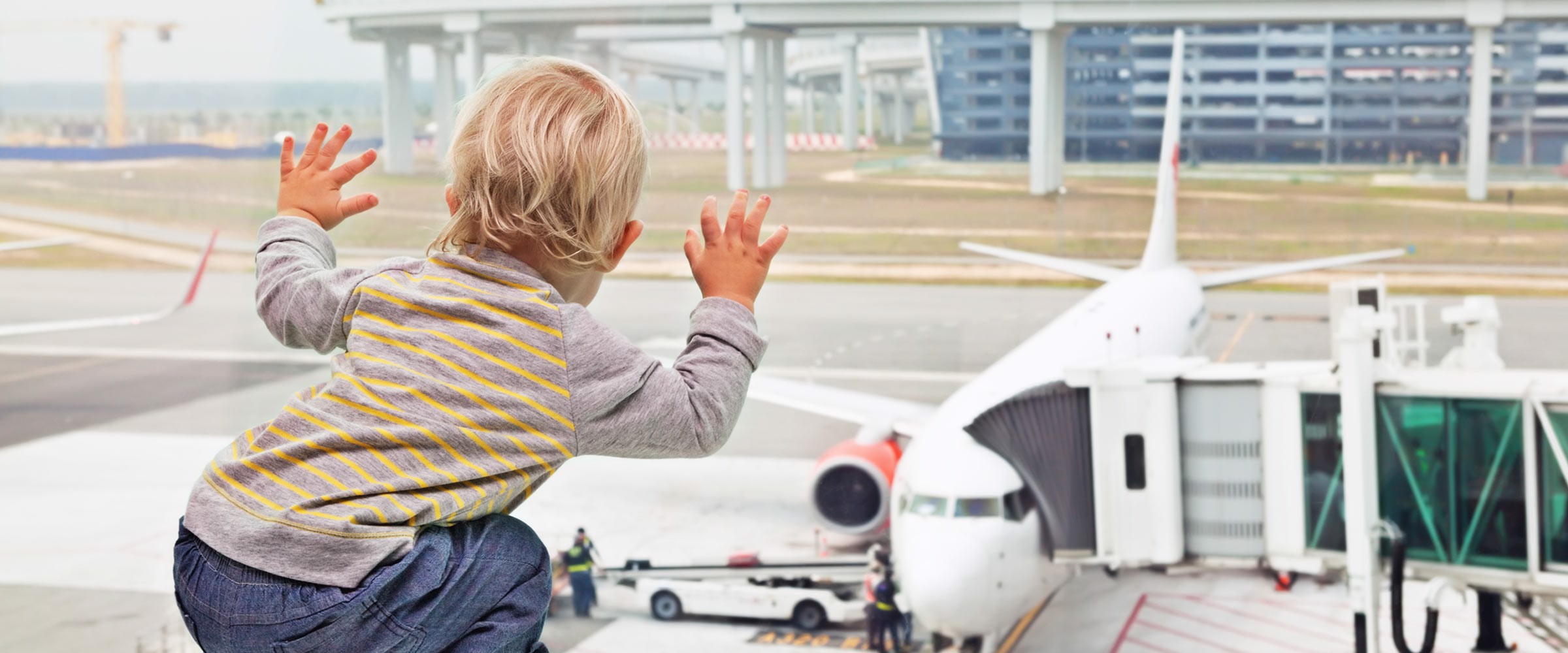 Guide: De 8 bedste tips til jeres første flyrejse med baby