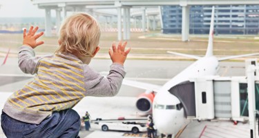 Guide: De 8 bedste tips til jeres første flyrejse med baby