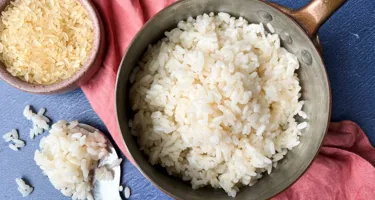 Kogning af parboiled ris