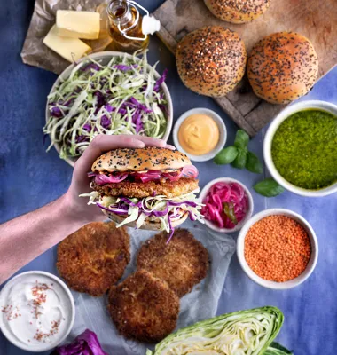 Hver tredje østjyde vil gerne bruge flere grøntsager i madlavningen, men savner inspiration: Få hænderne i linsefarsen, når Arla Karolines Køkken inspirerer til vegetarisk hverdagsmad på Food Festival