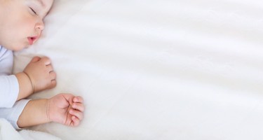Hvornår du kan forvente, din baby sover igennem?