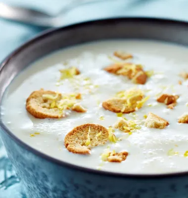 Danskerne flokkes om den kølende sommerklassiker: Koldskålssalget når nye højder i sommervarmen