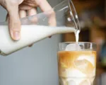 Sådan laver du det perfekte mælkeskum til latte art: teknikker og tips