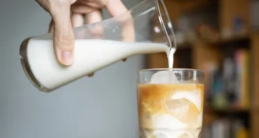 Sådan laver du det perfekte mælkeskum til latte art: teknikker og tips