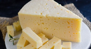 Hvorfor er der huller i ost?
