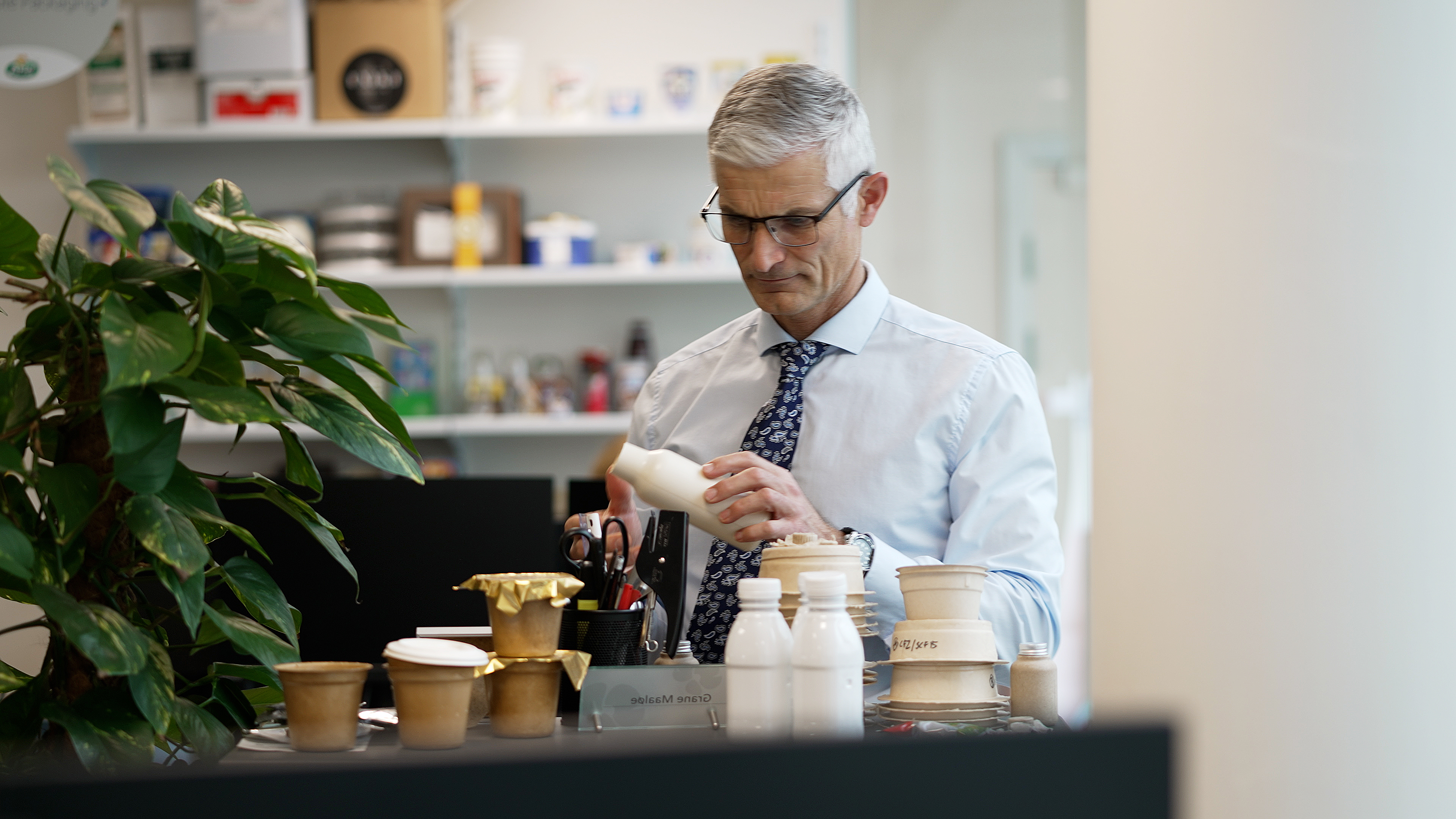 Grane Maaløe tjekker emballage