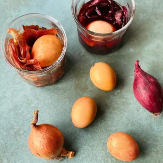 Farv æg med løgskaller