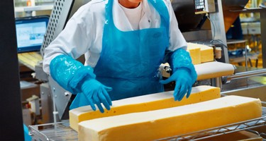 Hvordan bliver ost produceret?