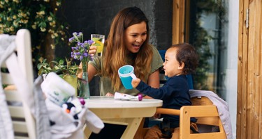Hvornår er baby klar til grød og mos?