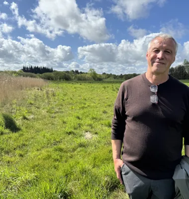 Landmand Knud Erling Birch ser frem til at være en del af det nye projekt. Han ses her med noget af sin lavbundsjord i baggrunden.