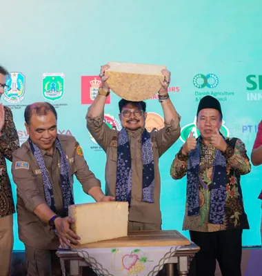 Den indonesiske landbrugsminister (i midten) ved lanceringen i Malang