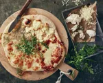 Hvornår kommer man ost på pizza?