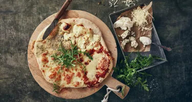 Hvornår kommer man ost på pizza?