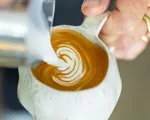 Flat white vs. cappuccino: hvordan sammenligner de sig?