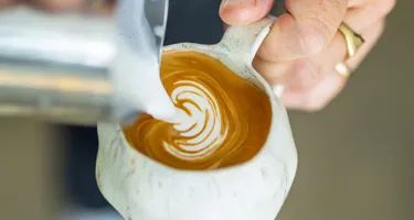 Flat white vs. cappuccino: hvordan sammenligner de sig?