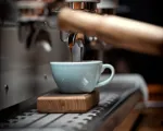 Flat white vs. latte: forskelle, smage og hvordan de laves