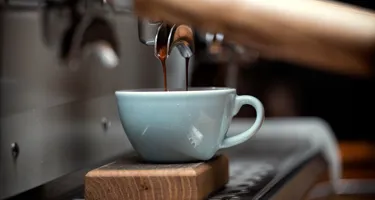 Flat white vs. latte: forskelle, smage og hvordan de laves