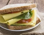 Elegir un queso en lonchas con ingredientes naturales