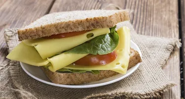 Elegir un queso en lonchas con ingredientes naturales