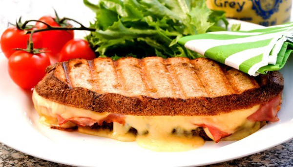 El queso cheddar, ideal para sándwiches y aperitivos Arla