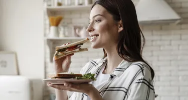 ‘Un bocado cada vez’: la técnica del Mindful Eating para comer más despacio