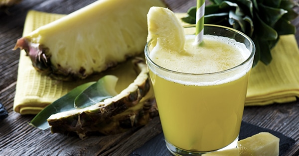 Postres y bebidas con piña