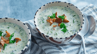 Kermainen lehtikaali-kantarellikeitto