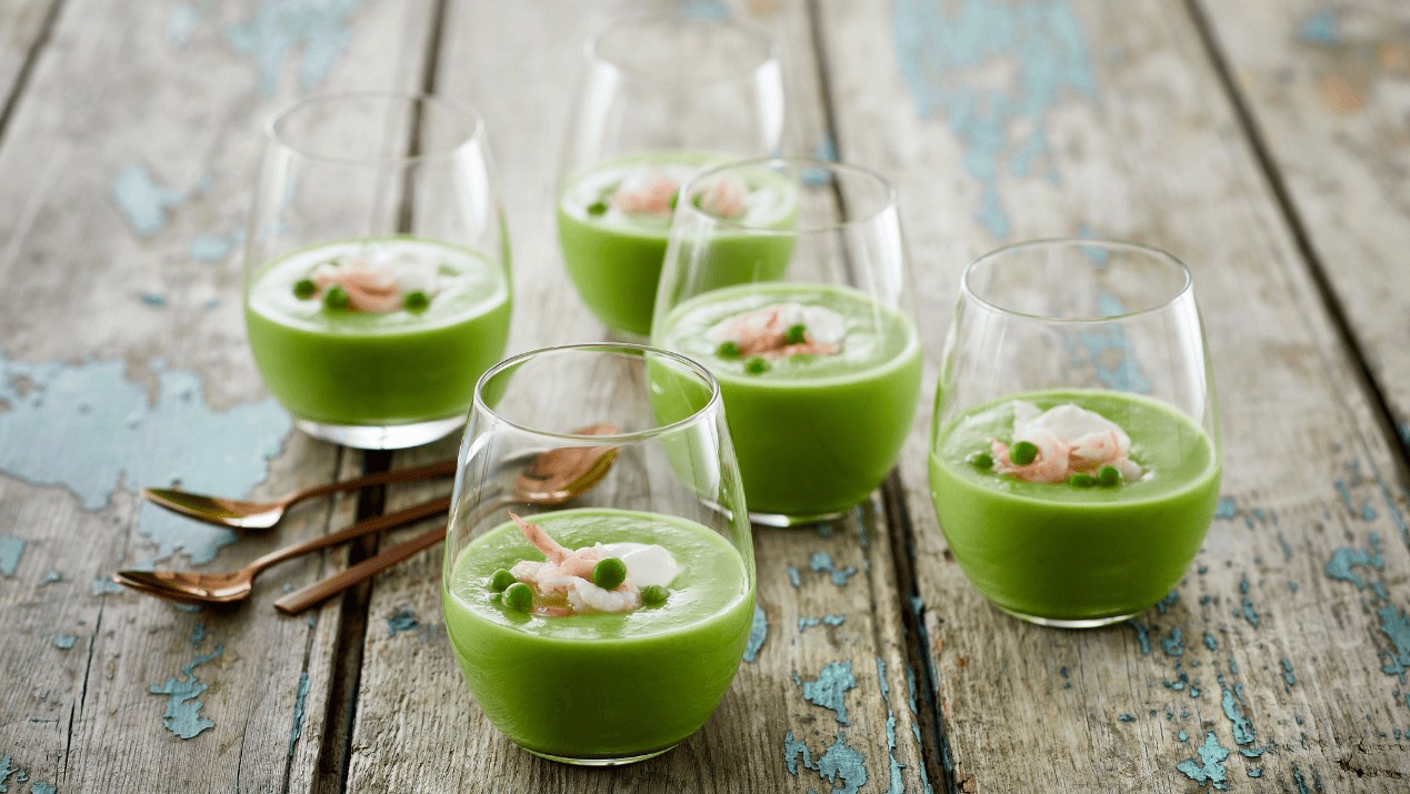 Kylmä herne-avokadokeitto katkaravuilla