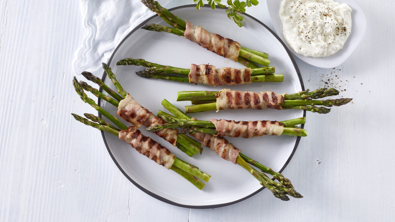 Pekoniin kääritty parsa