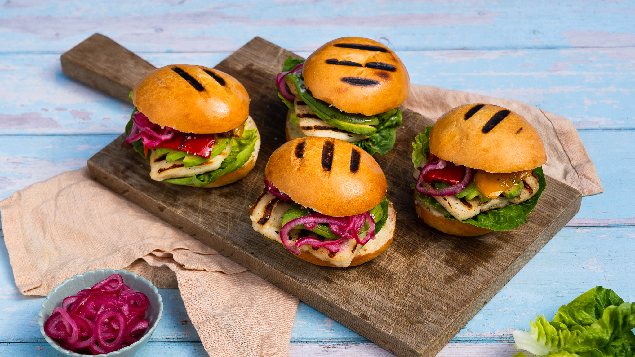 Grillatulla juustolla täytetty hampurilainen