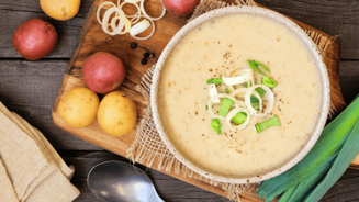 Kermainen bataatti-perunakeitto