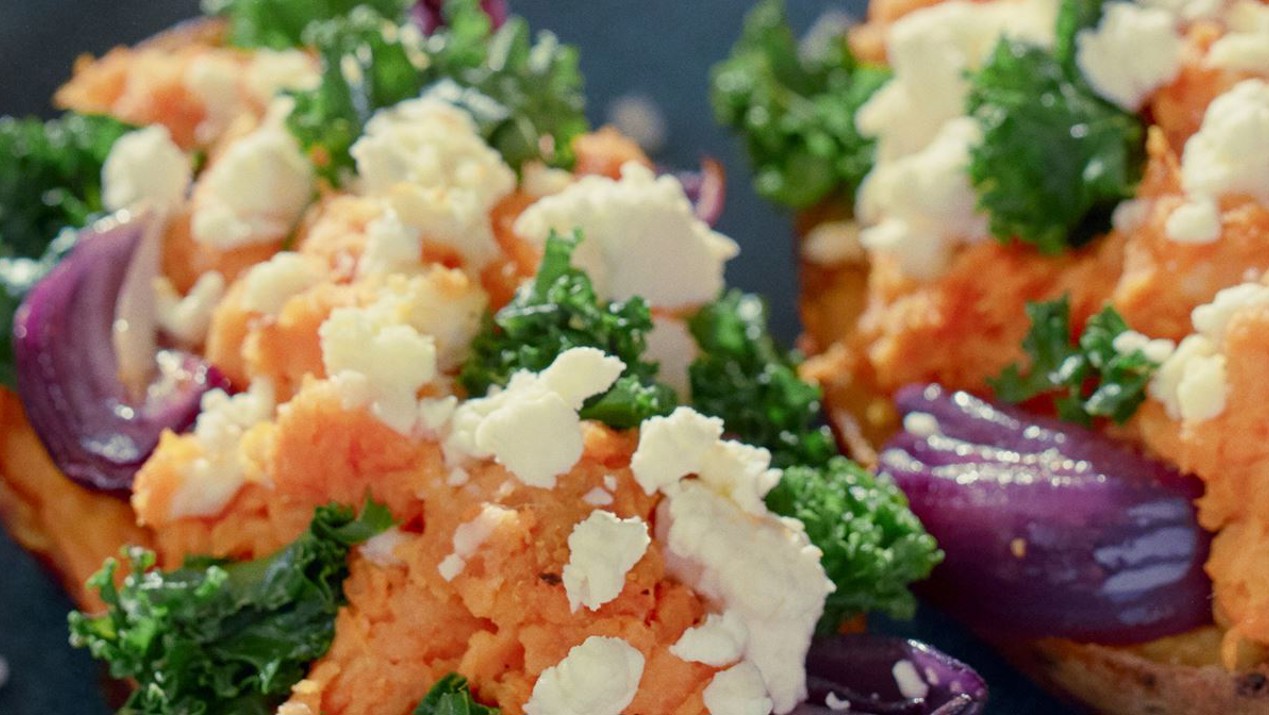 Gebakken zoete aardappels met rode ui, boerenkool en kaas