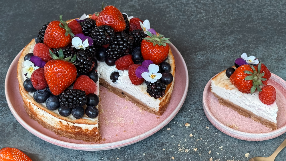PNG_Version-Cottage cheese cheesecake with skyr and berries