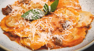 Gefrituurde ravioli in tomatensaus