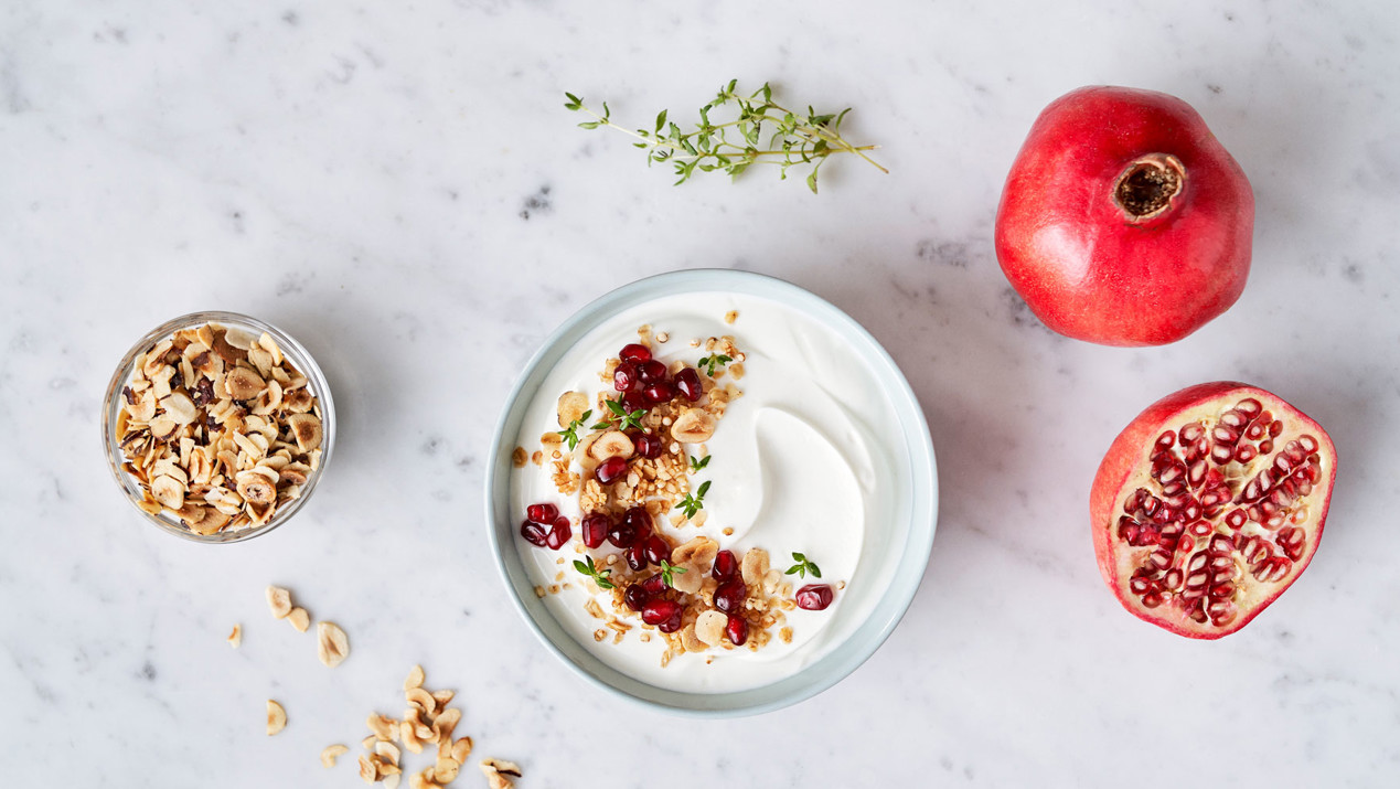 granola met quinoa en granaatappel topping