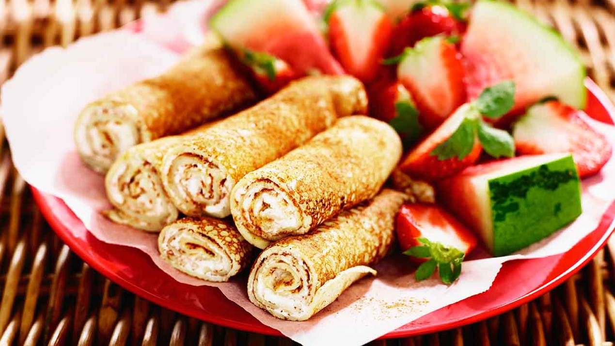 Pannenkoekrolletjes met roomkaas en honing