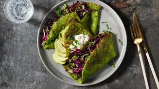 Boerenkoolpannenkoeken met hüttenkäse en avocado